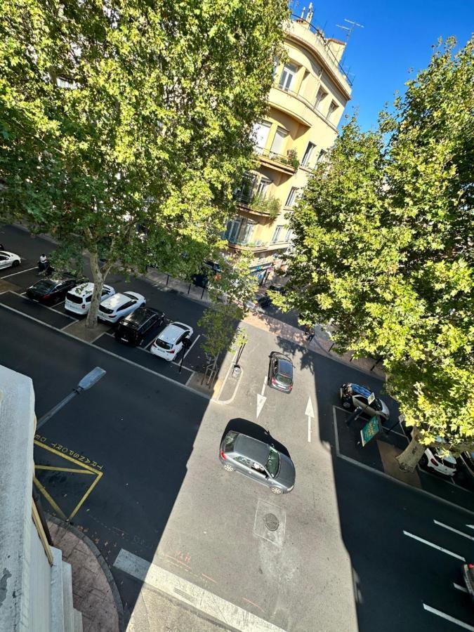 Appartement Lumineux Et Spacieux 2 Avec Parking Gratuit Dans La Rue *