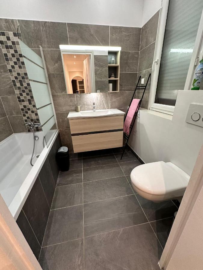 Appartement Lumineux Et Spacieux 2 Avec Parking Gratuit Dans La Rue